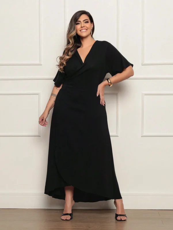 Vestido Feminino Plus Size Midi elegante, modelo envelope, confeccionado em viscose com textura de linho. Leve, confortável e perfeito para o verão.