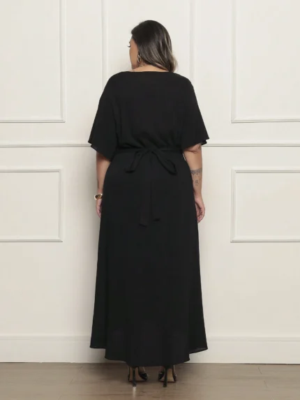 Vestido Feminino Plus Size Midi elegante, modelo envelope, confeccionado em viscose com textura de linho. Leve, confortável e perfeito para o verão.
