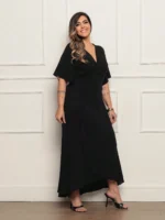 Vestido Feminino Plus Size Midi elegante, modelo envelope, confeccionado em viscose com textura de linho. Leve, confortável e perfeito para o verão.