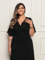 Vestido Feminino Plus Size Midi elegante, modelo envelope, confeccionado em viscose com textura de linho. Leve, confortável e perfeito para o verão.