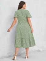 Vestido Plus Size Helena em verde menta, com caimento A, decote V, cintura alta, babados e mangas esvoaçantes, combinando elegância e conforto.
