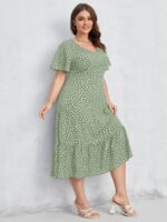 Vestido Plus Size Helena em verde menta, com caimento A, decote V, cintura alta, babados e mangas esvoaçantes, combinando elegância e conforto.