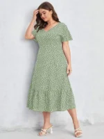 Vestido Plus Size Helena em verde menta, com caimento A, decote V, cintura alta, babados e mangas esvoaçantes, combinando elegância e conforto.