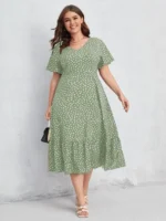 Vestido Plus Size Helena em verde menta, com caimento A, decote V, cintura alta, babados e mangas esvoaçantes, combinando elegância e conforto.