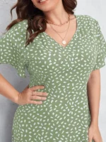 Vestido Plus Size Helena em verde menta, com caimento A, decote V, cintura alta, babados e mangas esvoaçantes, combinando elegância e conforto.