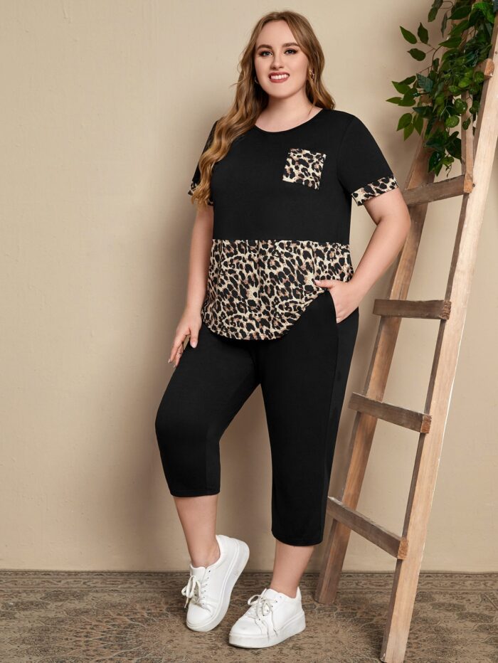Conjunto Feminino Plus Size Leopardo, camiseta com estampa de leopardo e calças ajustadas, cor preta. Confortável e moderno para o dia a dia.