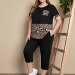 Conjunto Feminino Plus Size Leopardo, camiseta com estampa de leopardo e calças ajustadas, cor preta. Confortável e moderno para o dia a dia.