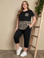 Conjunto Feminino Plus Size Leopardo, camiseta com estampa de leopardo e calças ajustadas, cor preta. Confortável e moderno para o dia a dia.