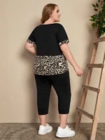Conjunto Feminino Plus Size Leopardo, camiseta com estampa de leopardo e calças ajustadas, cor preta. Confortável e moderno para o dia a dia.