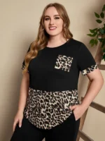 Conjunto Feminino Plus Size Leopardo, camiseta com estampa de leopardo e calças ajustadas, cor preta. Confortável e moderno para o dia a dia.