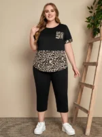 Conjunto Feminino Plus Size Leopardo, camiseta com estampa de leopardo e calças ajustadas, cor preta. Confortável e moderno para o dia a dia.