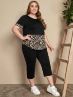 Conjunto Feminino Plus Size Leopardo, camiseta com estampa de leopardo e calças ajustadas, cor preta. Confortável e moderno para o dia a dia.