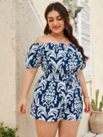 Macaquinho Plus Size Barroco Yasmin, com gola ombro a ombro e estampa azul e branca. Casual, elegante e ideal para diversas ocasiões.