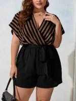 Macaquinho Plus Size Listrado Pâmela, com manga morcego, decote V, cinto e estampa listrada. Versátil, leve e estiloso para qualquer ocasião.