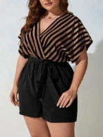 Macaquinho Plus Size Listrado Pâmela, com manga morcego, decote V, cinto e estampa listrada. Versátil, leve e estiloso para qualquer ocasião.