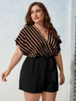 Macaquinho Plus Size Listrado Pâmela, com manga morcego, decote V, cinto e estampa listrada. Versátil, leve e estiloso para qualquer ocasião.