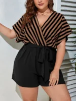 Macaquinho Plus Size Listrado Pâmela, com manga morcego, decote V, cinto e estampa listrada. Versátil, leve e estiloso para qualquer ocasião.
