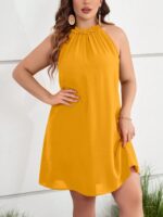 Vestido Plus Size Larissa em verde escuro, estilo túnica, decote halter frente-única, com babados e botão, leve e sustentável.