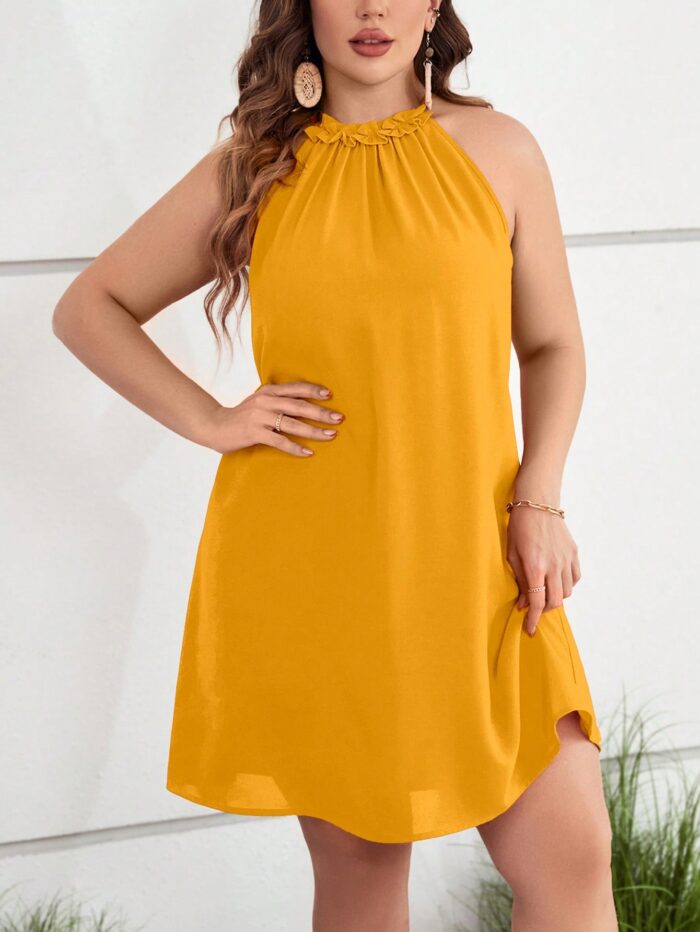 Vestido Plus Size Larissa em verde escuro, estilo túnica, decote halter frente-única, com babados e botão, leve e sustentável.