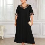 Vestido Plus Size Carina Túnica com lantejoulas, decote V, estampa tribal. Confortável, sustentável, e ideal para ocasiões casuais.