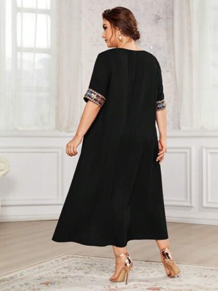 Vestido Plus Size Carina Túnica com lantejoulas, decote V, estampa tribal. Confortável, sustentável, e ideal para ocasiões casuais.