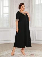 Vestido Plus Size Carina Túnica com lantejoulas, decote V, estampa tribal. Confortável, sustentável, e ideal para ocasiões casuais.