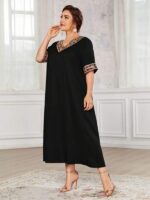 Vestido Plus Size Carina Túnica com lantejoulas, decote V, estampa tribal. Confortável, sustentável, e ideal para ocasiões casuais.