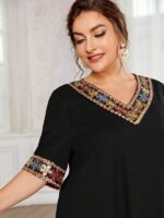Vestido Plus Size Carina Túnica com lantejoulas, decote V, estampa tribal. Confortável, sustentável, e ideal para ocasiões casuais.