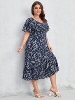 Vestido Plus Size Helena em verde menta, com caimento A, decote V, cintura alta, babados e mangas esvoaçantes, combinando elegância e conforto.