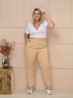 Calça Plus Size Tânia em alfaiataria, cor bege, perna reta, cintura natural, com bolsos e zíper. Prática, elegante e ideal para diversas ocasiões.