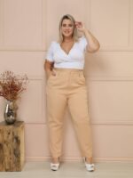 Calça Plus Size Tânia em alfaiataria, cor bege, perna reta, cintura natural, com bolsos e zíper. Prática, elegante e ideal para diversas ocasiões.