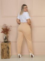 Calça Plus Size Tânia em alfaiataria, cor bege, perna reta, cintura natural, com bolsos e zíper. Prática, elegante e ideal para diversas ocasiões.
