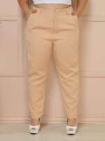 Calça Plus Size Tânia em alfaiataria, cor bege, perna reta, cintura natural, com bolsos e zíper. Prática, elegante e ideal para diversas ocasiões.