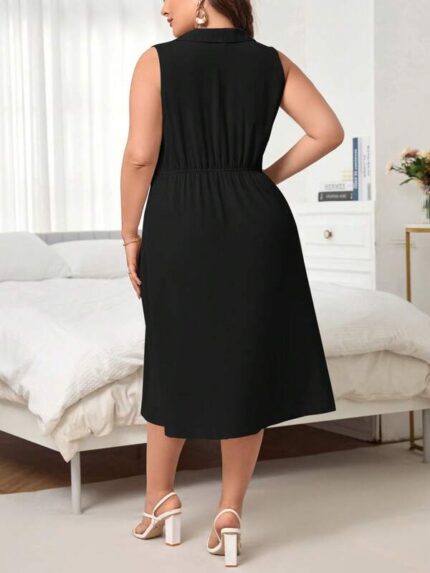 Vestido Plus Size Jane em preto, design em A, cintura natural, decote V, detalhes cruzados e efeito enrugado, perfeito para ocasiões especiais.