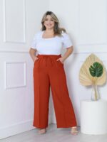Calça Pantalona Plus Size Amora em verde militar, design de perna larga, cintura natural, bolsos funcionais. Versátil e confortável.