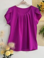 Blusa Plus Size Laís em rosê, com mangas curtas de pétala, gola redonda, bainha flared e detalhes dobrados. Confortável e elegante para o dia a dia.