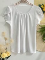 Blusa Plus Size Laís em rosê, com mangas curtas de pétala, gola redonda, bainha flared e detalhes dobrados. Confortável e elegante para o dia a dia.