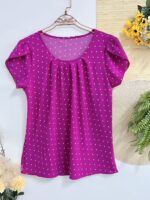 Blusa Plus Size Fernanda com estampa de bolinhas poá, fundo preto, mangas pétala, gola redonda. Confortável, clássica e versátil.