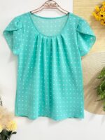 Blusa Plus Size Fernanda com estampa de bolinhas poá, fundo preto, mangas pétala, gola redonda. Confortável, clássica e versátil.