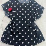 Blusa Plus Size Rebeca com estampa de poá, mangas morcego, gola redonda. Clássica e confortável, perfeita para looks casuais e elegantes.