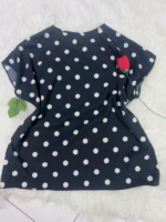 Blusa Plus Size Rebeca com estampa de poá, mangas morcego, gola redonda. Clássica e confortável, perfeita para looks casuais e elegantes.