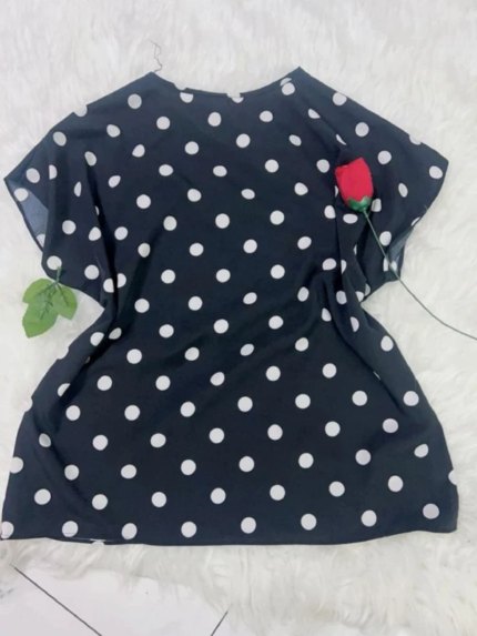 Blusa Plus Size Rebeca com estampa de poá, mangas morcego, gola redonda. Clássica e confortável, perfeita para looks casuais e elegantes.