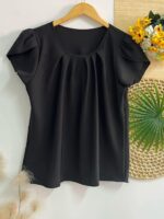 Blusa Plus Size Laís em rosê, com mangas curtas de pétala, gola redonda, bainha flared e detalhes dobrados. Confortável e elegante para o dia a dia.