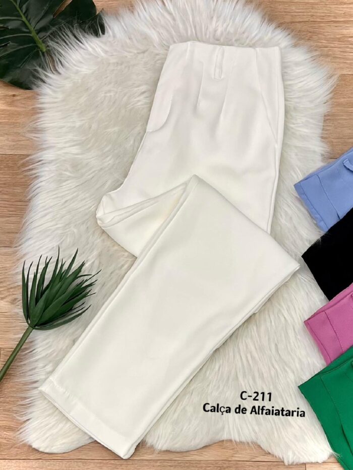 Calça Plus Size Tânia em alfaiataria, cor bege, perna reta, cintura natural, com bolsos e zíper. Prática, elegante e ideal para diversas ocasiões.