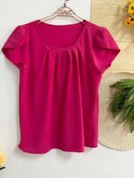 Blusa Plus Size Laís em rosê, com mangas curtas de pétala, gola redonda, bainha flared e detalhes dobrados. Confortável e elegante para o dia a dia.