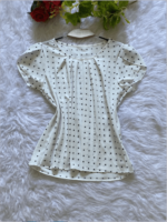 Blusa Plus Size Fernanda com estampa de bolinhas poá, fundo preto, mangas pétala, gola redonda. Confortável, clássica e versátil.