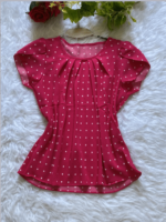 Blusa Plus Size Fernanda com estampa de bolinhas poá, fundo preto, mangas pétala, gola redonda. Confortável, clássica e versátil.