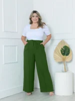 Calça Pantalona Plus Size Amora em verde militar, design de perna larga, cintura natural, bolsos funcionais. Versátil e confortável.