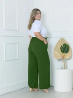 Calça Pantalona Plus Size Amora em verde militar, design de perna larga, cintura natural, bolsos funcionais. Versátil e confortável.