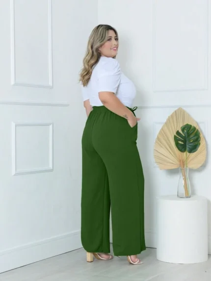 Calça Pantalona Plus Size Amora em verde militar, design de perna larga, cintura natural, bolsos funcionais. Versátil e confortável.